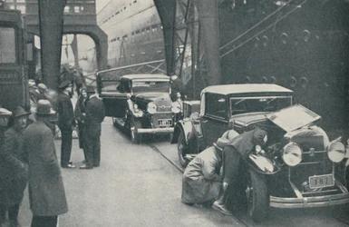 Autókat vizsgáló vámtisztek Southamptonban, 1937