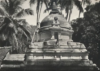 Dagoba a Kandy-i Szent Fog templomában, 1926