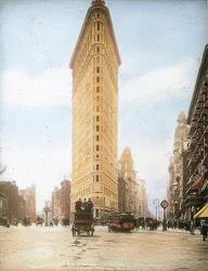 A Flatiron Building (Fuller Building). New York egyik legrégebbi felhőkarcolója. 1905 körül
