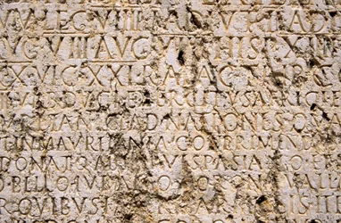 Részlet a római templomegyüttes feliratáról (fotó)