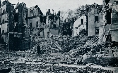 Lerombolt épületek a templom belső kertjéből, 1941