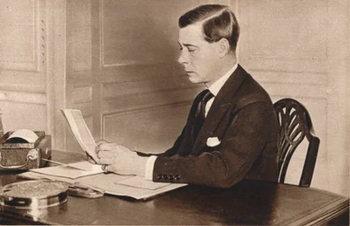 VIII. Edward a londoni St. James palotában lévő irodájában dolgozik, 1936