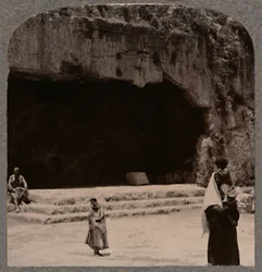 A bírák sírjának bejárata, 1900