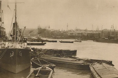 Hűséges hajók, amelyek Londont szolgálják: A medence a Custom House-tól a Billingsgate-ig, 1935.