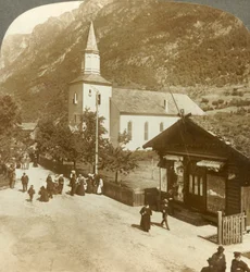 Családok és szomszédok egy nyári vasárnap reggel a falu templomában, Odde, Norvégia, 1905.