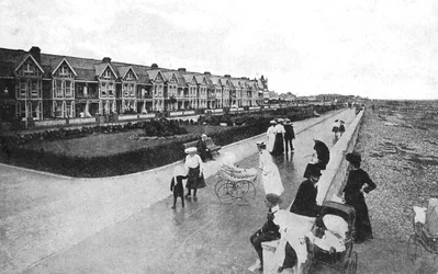 Családok sétálnak a New Parade-en, East Worthing, West Sussex, 1900-1920