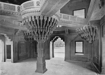 Fatehpur Sikri. Oszlop a Dewan-i-Khasban, 1910.