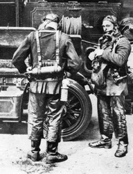 Füstsisakot viselő tűzoltók, Farringdon Street gumigyárak, London, 1926-1927