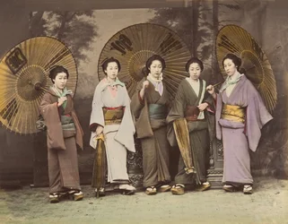 [Öt japán nő hagyományos ruhában napernyővel], 1870-es évek.