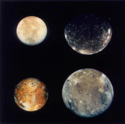 A Jupiter négy holdja, az Io, az Európa, a Ganymedes és a Callisto, 1979