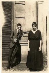 Franz Kafka nővérével, Ottlával az Oppelt-ház előtt Prágában, 1914 körül