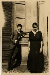 Franz Kafka nővérével, Ottlával a prágai Oppelt House előtt