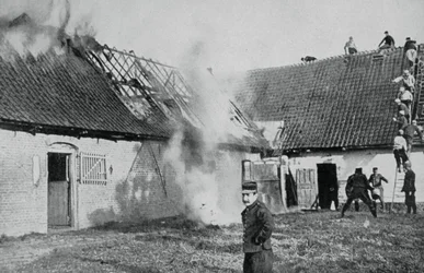 Francia katonák harcolnak egy német gyújtóbombák által kiváltott tüzet, Artois, I. világháború, 1915