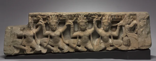 Frieze apsarákkal, 1100-as évek vége.