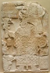 Egy Stela szabadon álló kő elülső oldala domborművel, 692.