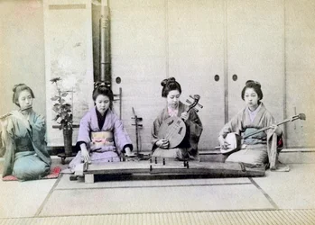 Hagyományos hangszereken játszó gésa, Japán, 1880