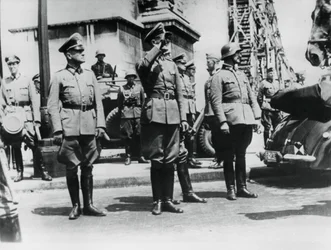 Von Bock tábornok köszönti a Diadalív mellett felvonuló német csapatokat, Párizs, 1940. június 14.