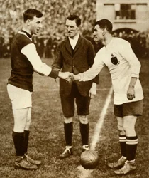 George Kay és Joe Smith a kezdőrúgás előtt, FA-kupa-döntő, Wembley Stadion, London, 1923, 1935.