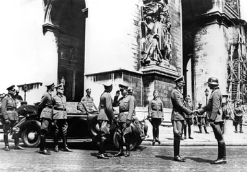 Német tisztek a Diadalívnél a győzelmi felvonulás alatt, Párizs, 1940. június