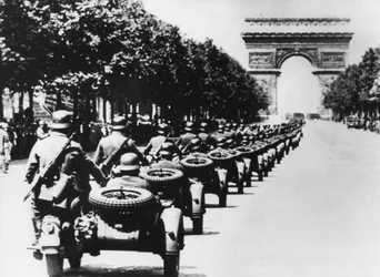 Német katonák a Champs Elysees-n, Párizs, 1940. június 14