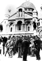Német katonák a Sacre Coeur-en kívül, Montmartre, Párizs, 1940. október 10