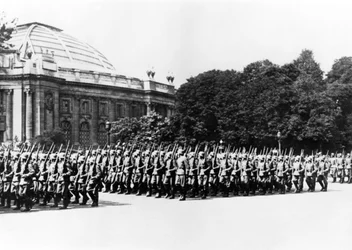 Német csapatok felvonulás a párizsi német parancsnok előtt, 1941. július 8