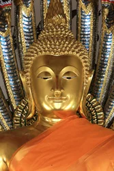 Arany Buddha tanúskodni viszi a Földet. Wat Pho - Wat Phra Chettuphon. 1788. Bangkok. Thaiföld