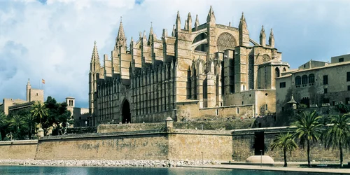 Gótikus művészet: kilátás a Palma de Mallorca-i Szent Mária-székesegyházra. 1260-1630, Palma de Mallorca (Mallorca), Spanyolország