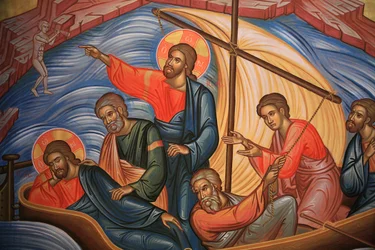 Jézust és apostolait ábrázoló görög ortodox ikon (kétszer látható) a Tiberias-tónál, Thesszalonique, Görögország