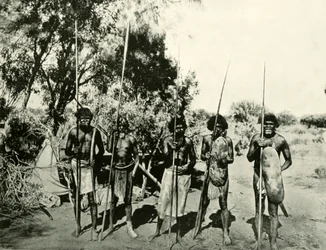Őslakos férfiak csoportja, Queensland, Ausztrália, 1901.