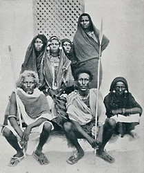 Danakil férfiak és nők csoportja az olasz kikötőből, Assab Bay, Eritrea, 1912