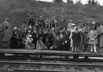 Turisták csoportja egy vasúti peronon, Abisko, Svédország északi része, 1929