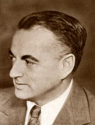 Guy Reginald Bolton, a Broadway zenés vígjátékok brit születésű írója, 1933