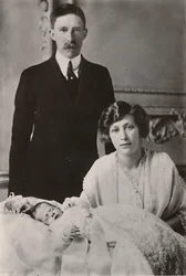 H.R.H. Mary hercegnő és Lascelles vikomt fiukkal, George Henry Hubert Lascelles-szel, 1923.