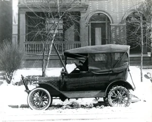 Hermann von Schrenk egy 1916 -os Forddal a háza előtt, 4139 McPherson, St. Louis, Mo