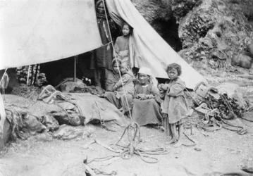 Hill törzs családja, Chakrata, 1917