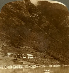 Hogrending farm, fészkelődik a hegyek bázisán, a Loen-tó K-i partján, Norvégia, 1905.