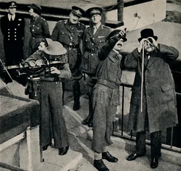 Légvédelmi ágyúgödörben, 1941. október 17., 1945.