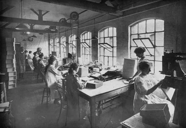 A dobozgyárban, 1919