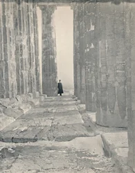 A Parthenon portikuszában, 1913