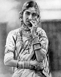 Indiai náci lány, 1936