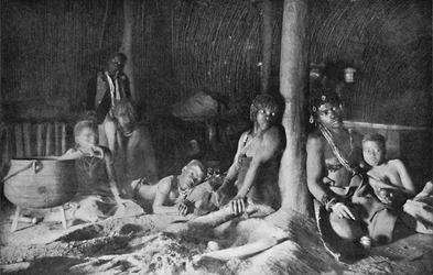 Egy zulu kunyhó belseje, 1912