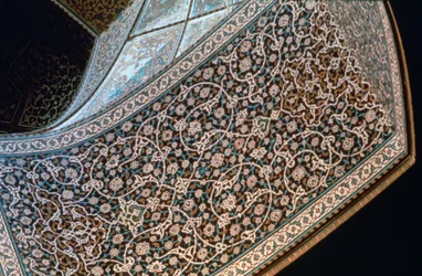Egy boltív belseje, Lutfullah sejk mecsete, Iszfahán, Perzsia, 1615