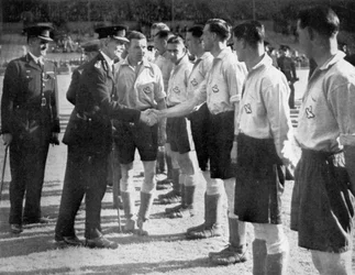 Bevezetés a RAF vs Metropolitan Police futballmérkőzés előtt, Wembley, London, 1942