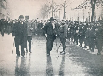 Olasz veterán, Ricciotti Garibaldi tábornok a francia újoncok áttekintésén Párizsban, 1914