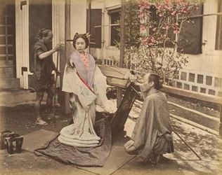 [Hagyományos ruhában pózoló japán nő két férfival], 1870-es évek.