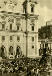 Mindenki a salzburgi székesegyház előtt lépett fel, Salzburg, Ausztria, 1935.