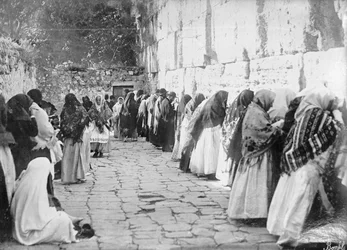 Jeruzsálem, a Siratófalnál pénteken, kb. 1909-1910