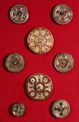Kentish körkörös ékszeres brossok, angolszász, 600-650 körül (arany, kagyló, gránátok és színes üveg)