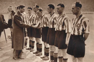 György király és Erzsébet királynő részt vesz az Association Football kupadöntőjén, 1937-ben